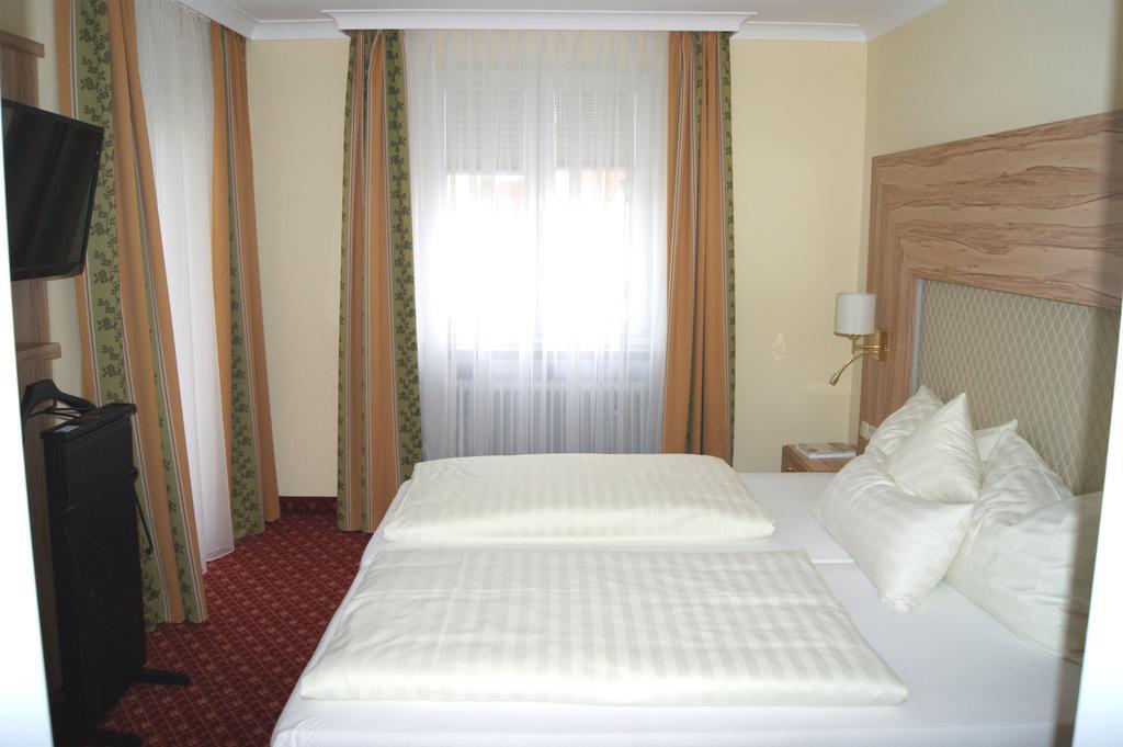 Kurhotel Kaiser Trajan Bad Goegging Room photo